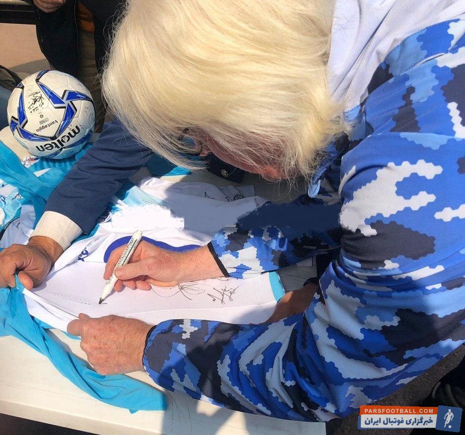 شفر و مجیدی دو چهره محبوب رختکن استقلال اولین افرادی بودند که این یادگاری استقلال را امضا کردند و در ادامه دیگر بازیکنان نیز به امضای این یادگاری پرداختند.