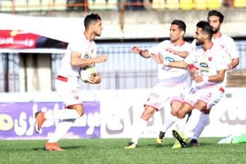 علی علیپور مورد انتقاد برخی از هواداران پرسپولیس بود علیپورپس از گل در اقدامی جالب توپ را برداشت تا وسط زمین بگذارد و باعث شود بازی زودتر آغاز شود.