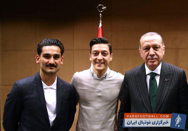 مسوت اوزیل حرکت جنجالی در مراسم ازدواجش انجام داد مسوت اوزیل ستاره آلمانی آرسنال، از رجب طیب اردوغان برای مراسم ازدواج خود دعوت کرد.