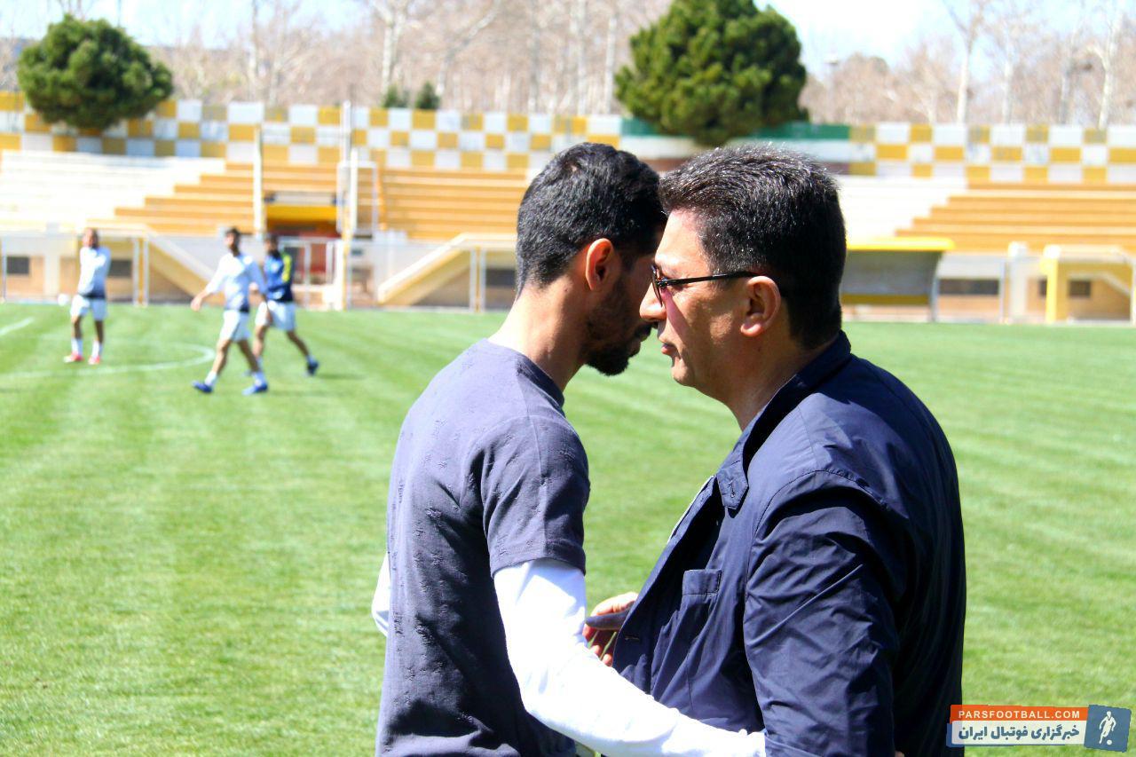 پاپی در آستانه شروع سال جدید در آخرین تمرین تیم فوتبال سپاهان حاضر شد تا پاپی سال نو را به هم تیمی های سابق و امیر قلعه نویی تبریک بگوید .