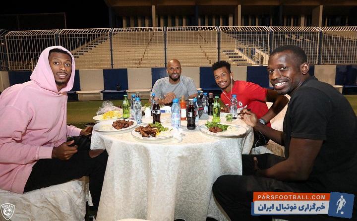 مامیچ شب گذشته ضیافت شام مجللی در همان زمین تمرین برای شاگردانش ترتیب داد تا بازیکنان مامیچ چند ساعتی را کنار هم گذرانده و روحیه خود را بازیابی کنند.