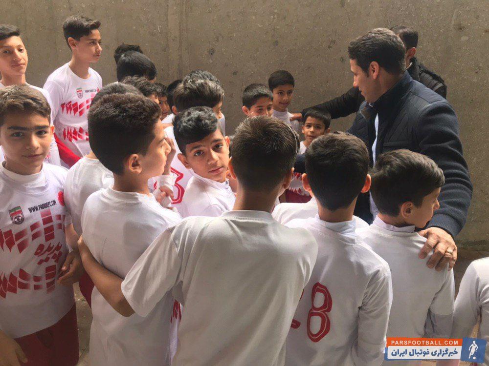 مهدی تارتار در ورزشگاه امام رضا با حضور در جمع این کودکان دقایقی با آنها به گفت و گو پرداخت و سپس به درخواست آنها برای گرفتن عکس یادگاری پاسخ مثبت داد.