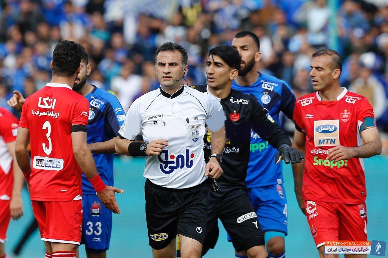 اشکان خورشیدی داور دربی پس از اعلام پنالتی به سود استقلال، از میان درگیری بازیکنان دو تیم عبور کرد تا اشکان خورشیدی تصمیم‌گیری نهایی را داشته باشد.