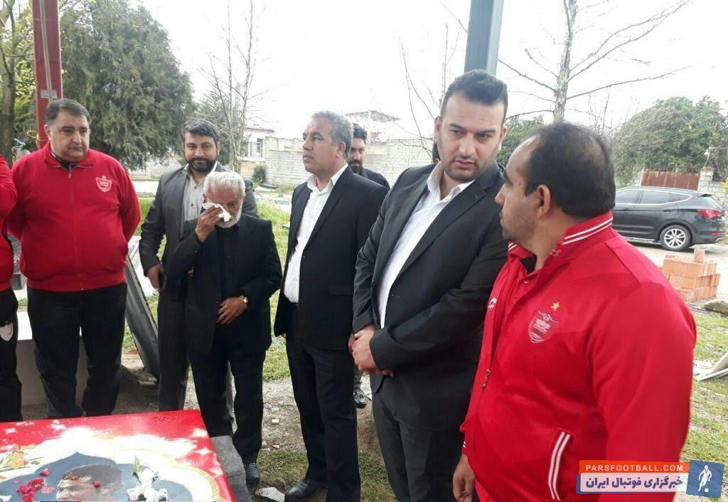ایرج عرب سرپرست باشگاه پرسپولیس بر مزار مهرداد اولادی حاضر شد مهرداد اولادی بازیکنی که خیلی زود از میان پر کشید، هنوز فراموش نشده است.