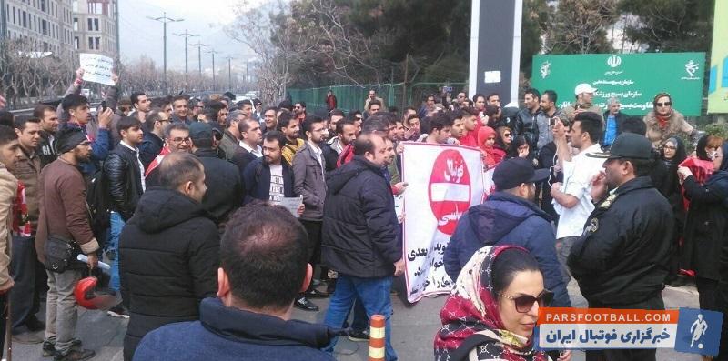 تعدادی از هواداران منتسب به باشگاه پرسپولیس برای اعتراض به وضعیت موجود در باشگاه پرسپولیس مقابل وزارت ورزش و جوانان تجمع کردند.