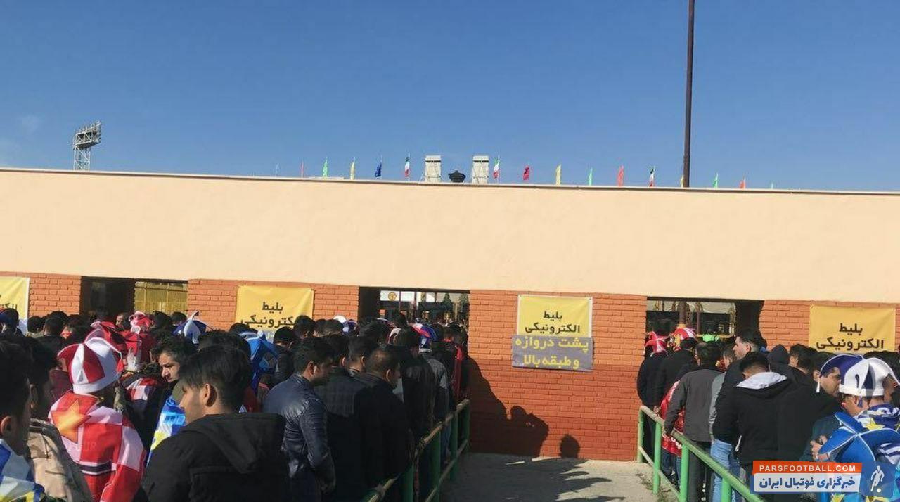 با اینکه قرار بود بلیت فروشی دربی به صورت اینترنتی باشد، باز هم شاهد ترافیک طرفداران پشت گیتهای بلیت فروشی برای خرید بلیت دربی هستیم.