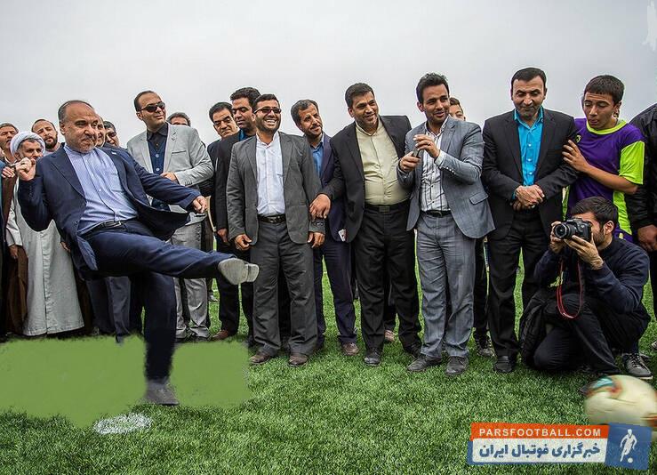 مسعود سلطانی فر وزیر ورزش و جوانان به استان مرکزی سفر کرد در حاشیه سفر مسعود سلطانی فر وزیر ورزش و جوانان به استان مرکزی وی پا به توپ شد.