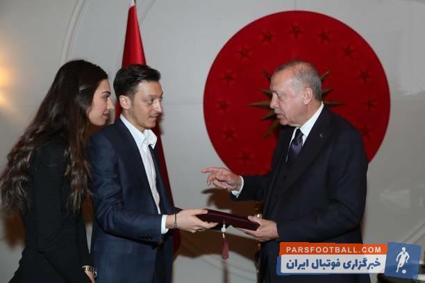 مسوت اوزیل با اردوغان دیدار داشت مسوت اوزیل شب گذشته در فرودگاه آتاتورک برای دعوت رئیس جمهور ترکیه در مراسم ازدواجش با وی دیدار و گفتگو کرد.
