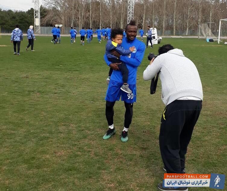 گادوین منشا به همراه پسر خود در محل تمرین دیروز تیمش شرکت کرد حضور گادوین منشا با پسرش سوژه عکاسان حاضر در ورزشگاه آزادی شد.