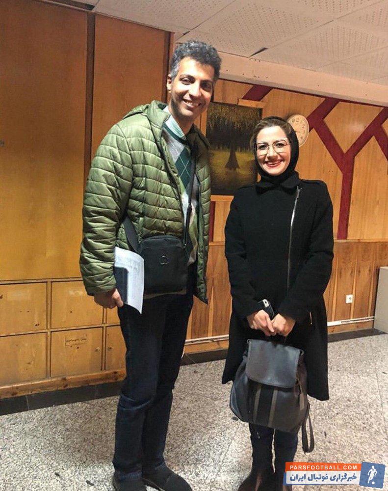 عکس یادگاری عادل فردوسی پور و ملیکا زارعی در راهرو صدا و سیما