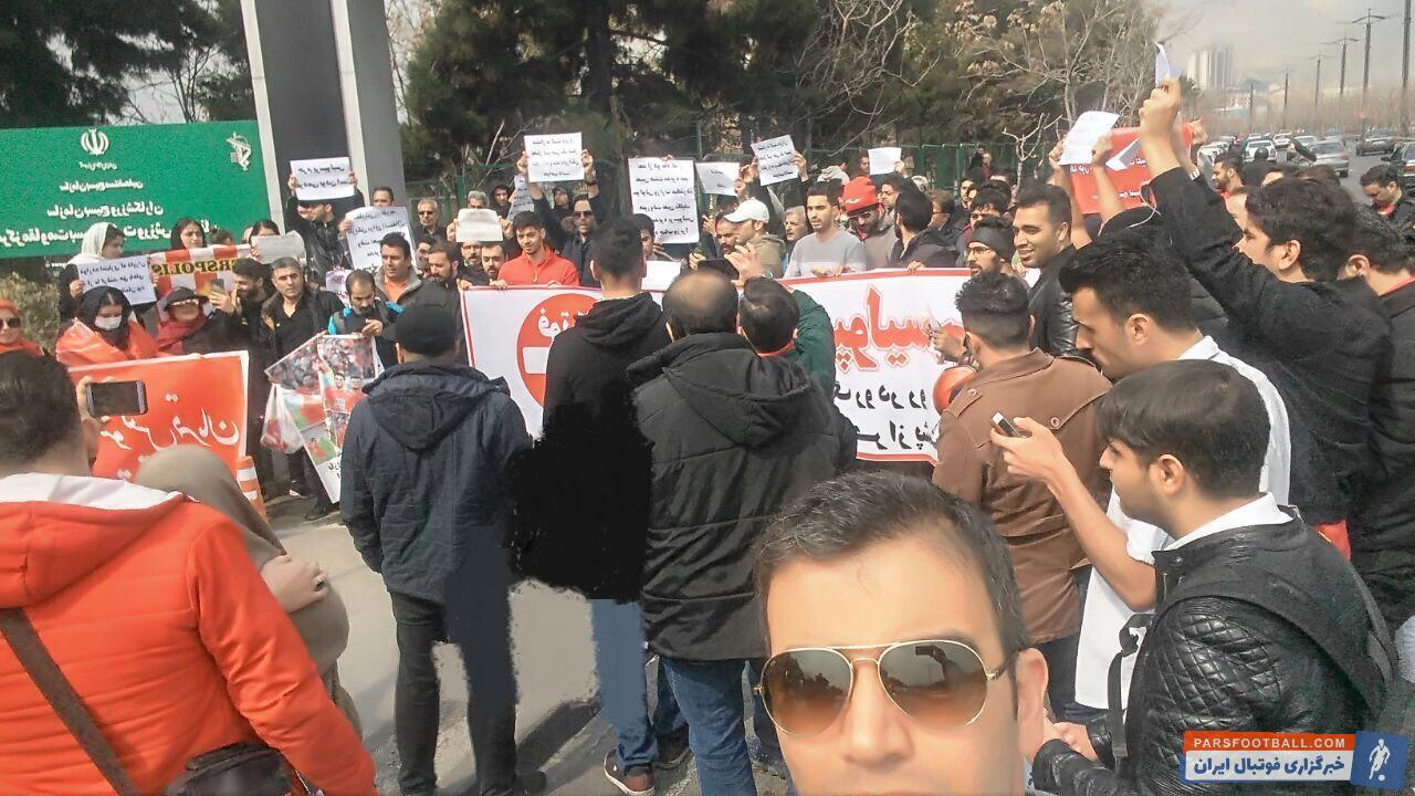 تعدادی از هواداران منتسب به باشگاه پرسپولیس برای اعتراض به وضعیت موجود در باشگاه پرسپولیس مقابل وزارت ورزش و جوانان تجمع کردند.