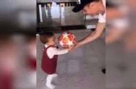 توپ بازی کردن کریستیانو رونالدو با دخترش