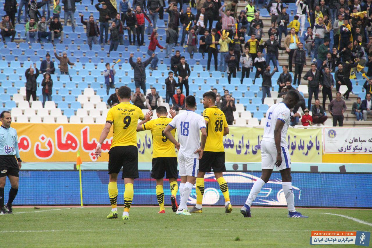 عزت پورقاز آمار خیره کننده 4 گل را تا اینجا در لیگ هجدهم ثبت کرده است پورقاز در دیدارهای ابتدایی فصل برابر ذوب آهن و تراکتورسازی گلزنی کرد .