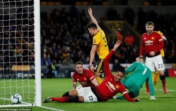 اسمالینگ در دقیقه ۷۵ با ضربه ای ناشیانه در مقابل دروازه خودی، دروازه داوید دخیا را باز کرد تا اسمالینگ عامل اصلی شکست بدموقع یونایتد لقب گیرد.