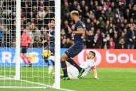 فوتبال ؛ از دست دادن موقعیت گلزنی دروازه خالی از سوی بازیکنان فوتبال