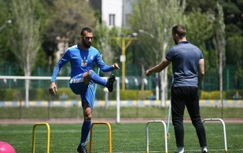 روزبه چشمی یکی از مهره های ثابت دفاع استقلال در فصل جاری بوده است روزبه چشمی در بازی با سایپا در هفته بیست و چهارم لیگ برتر مصدوم شد .