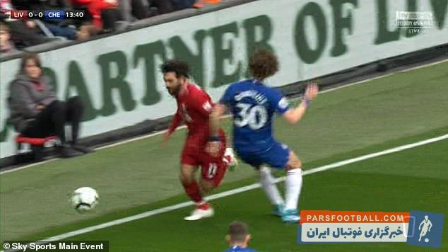 محمد صلاح از سوی عده زیادی با این انتقاد مواجه شده که در جریان بازی دیروز لیورپول و چلسی خود را خیلی راحت به زمین میانداخته و شبیهسازی میکرده.