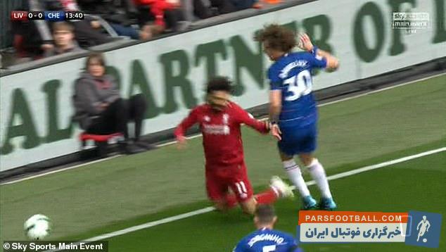 محمد صلاح از سوی عده زیادی با این انتقاد مواجه شده که در جریان بازی دیروز لیورپول و چلسی خود را خیلی راحت به زمین میانداخته و شبیهسازی میکرده.