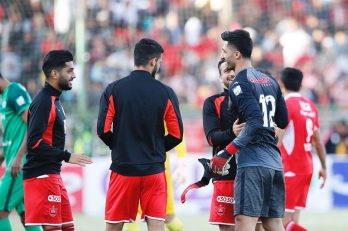 با عملکردی که رشید مظاهری درون دروازه ذوب‌آهن داشت و خروج‌های به موقع رشید مظاهری حملات سرخ پوشان را بی‌نتیجه ماند.‌‌‌‌‌‌‌‌‌