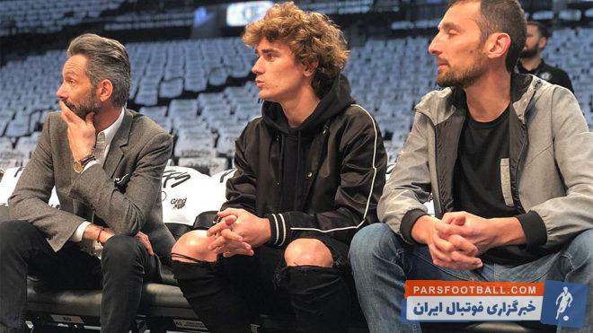 آنتوان گریزمان ، ستاره فرانسوی اتلتیکو از همراهی تیمش مقابل ایبار محروم بود عجیب اینکه گریزمان ستاره فرانسوی از این فرصت استفاده کرد و راهی نیویورک شد .