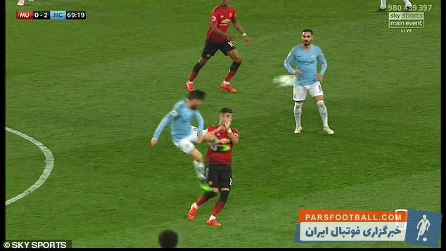 کارشناسان انگلیسی معتقدند ضربه داوید سیلوا به سینه پریرا، بازیکن منچستریونایتد در جریان بازی دیشب دو تیم باید با اخراج داوید سیلوا از زمین همراه میشده.