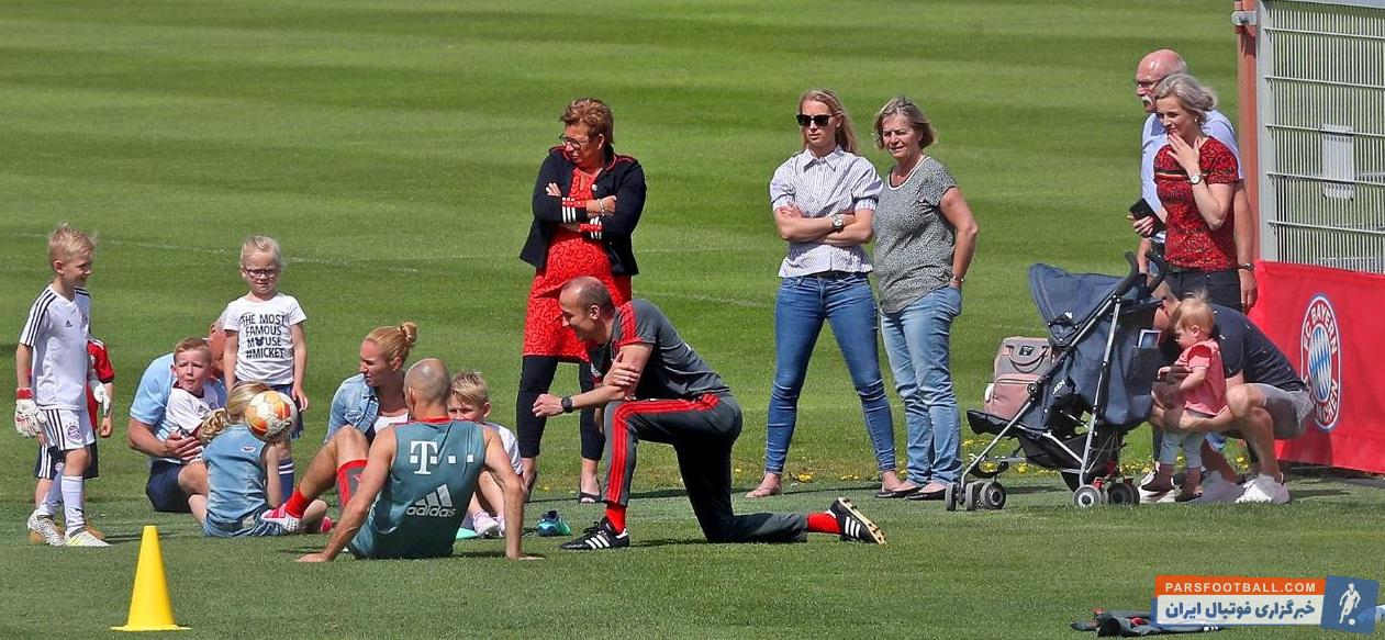 نکته جالب تمرین، حضور خانواده آرین روبن ، وینگر هلندی در تمرینات بود. 15 نفر از اعضای خانواده آرین روبن در تمرین بایرن مونیخ حاضر شده بودند.
