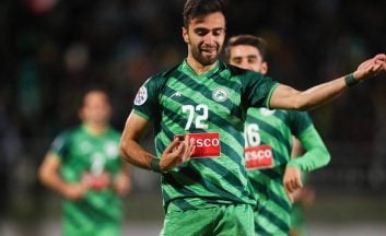 ارسلان مطهری پس شلیک تیر خلاص، شادی جالب توجهی داشت ارسلان مطهری که از شادمانی سر از پا نمی شناخت سازی در دست گرفت و شروع به نواختن کرد.