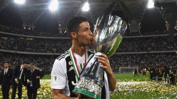 رونالدو که تابستان گذشته راهی تیم ایتالیایی شد، به نخستین مقام قهرمانی کالچو دست یافت تا رونالدو اینگونه بر جام قهرمانی سری آ بوسه بزند.