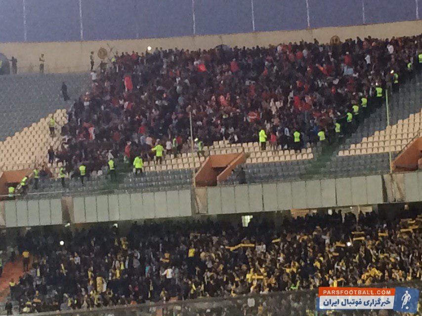 پرسپولیس ؛ هجوم هواداران تیم فوتبال پرسپولیس به جایگاه سپاهانی ها