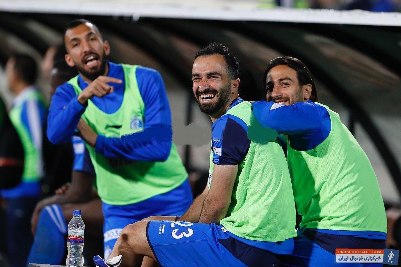 داریوش شجاعیان از تصمیم شفر چندان راضی به نظر نمی رسید ابتدا قصد نداشت که بعد از تعویض روی نیمکت بنشیند اما بعد از چند ثانیه نظرش عوض شد.