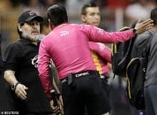 تیم مکزیکی‌ای که مارادونا هدایت آن را به عهده در بازی رفت پلی‌آف لیگ دسته‌دوی با حریف خود 1-1 مساوی کرد و ماردونا بار دیگر با کمک‌داور این مسابقه درگیر شد.