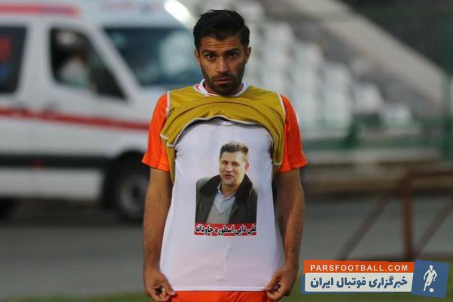 مهرداد کفشگری در روزی که علی دایی از سوی مدیران باشگاه برکنار شده بود و صادقی هدایت تیم را عهدهدار بود، حرکتی جنجالی به نام خود کرد.