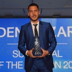 هازارد بار دیگر در این فصل ستاره اول تیمش بود ادن هازارد ، ستاره بلژیکی چلسی، به عنوان بازیکن فصل باشگاه چلسی انتخاب شد.‌‌‌‌‌‌