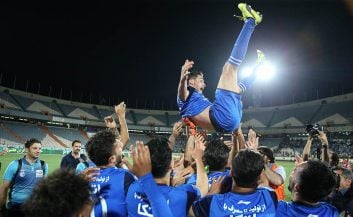 استقلال خسرو حیدری مدافع راست استقلالی ها است خسرو حیدری بعد از نزدیک به 10 سال حضور در تیم اصلی استقلا شامگاه پنجشنبه شب برای همیشه از دنیای بازیگری خداحافظی کرد .