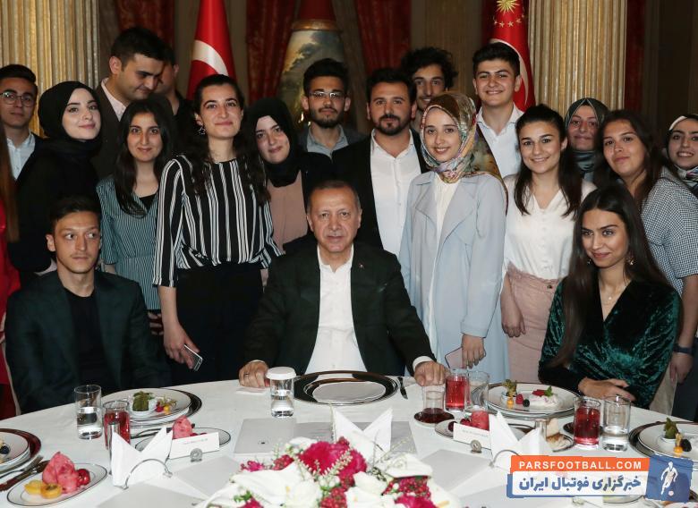 مسوت اوزیل ستاره آلمانی آرسنال است مسوت اوزیل دوباره با رجب طیب اردوغان رئیس جمهور ترکیه و این بار در قالب یک مراسم افطاری ملاقات کرد.