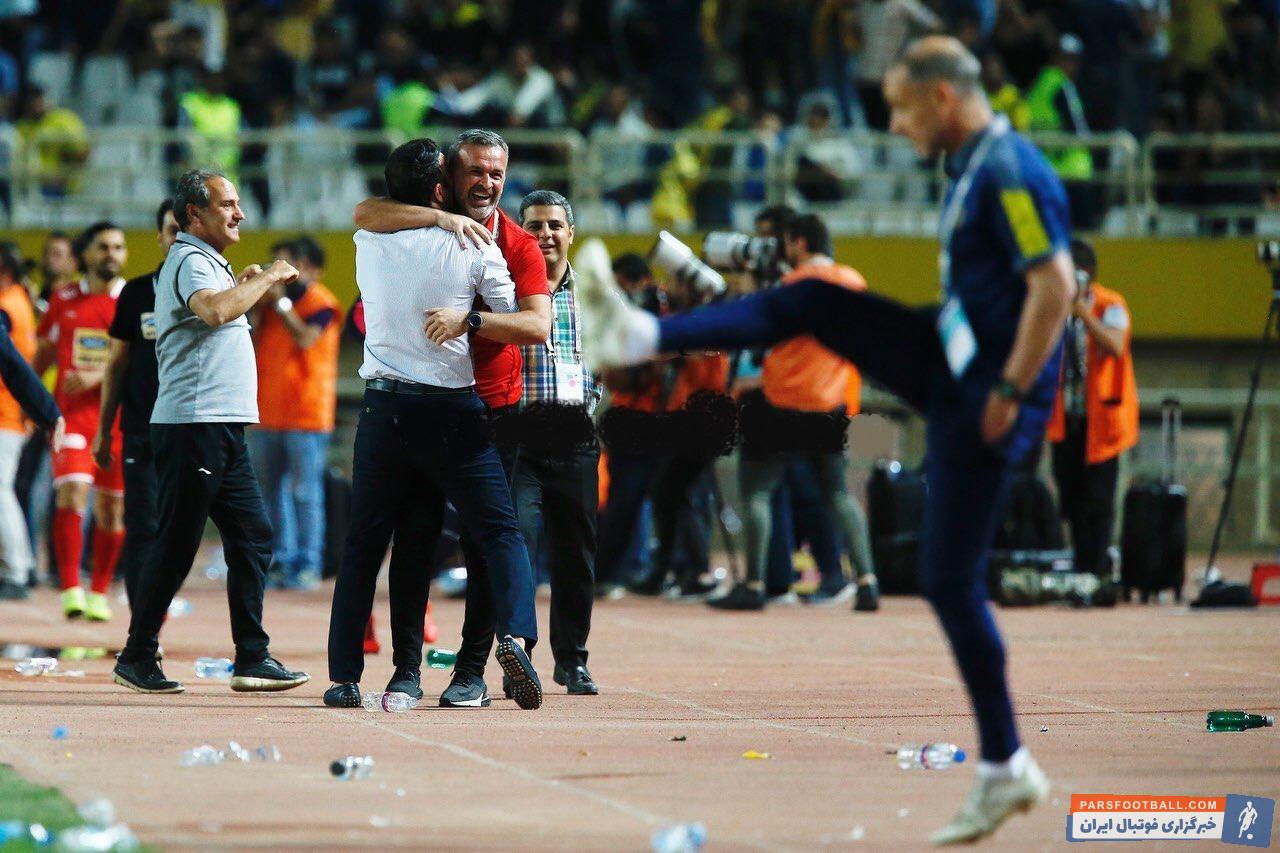 میگوئل تکسیرا از فرط ناراحتی و عصبانیت بطری های کنار زمین را شوت می زند ایگور پانادیچ مربی دروازه بان های پرسپولیس از فرط شادی به هوا می پرد.