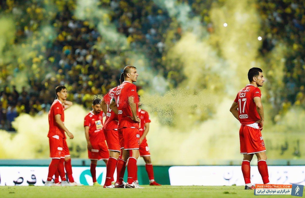 دیدار دو تیم پرسپولیس و سپاهان در نیمه نهایی جام حذفی با حاشیه های زیادی همراه بود که در این میان نقش پر رنگی به مواد محترقه اختصاص پیدا کرد.