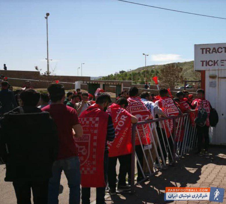 صف‌های بلیت فروشی، پر از تماشاگران تراکتورسازی است و از محله‌های مختلف تبریز نیز، هواداران تراکتورسازی پس از ثبت یادگاری، به سمت استادیوم حرکت می‌کنند.