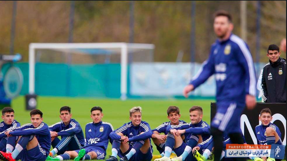 لیونل مسی در تمرین تیم ملی کشورش شرکت کرده بود با ملیپوشان جوان آرژانتینی مواجه شد که از دیدن او حیرتزده شده و به نوبت خواهان عکس گرفتن با مسی بودند.