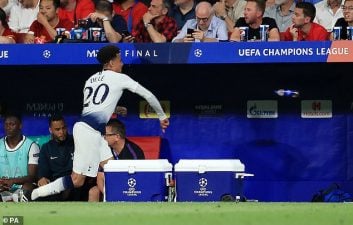 دله آلی در فینال لیگ قهرمانان زمانی که تعویض شد نتوانست ناراحتی خود را پنهان کند دله آلی با پرتاب کردن بطری آب به این تصمیم پوچتینو واکنش نشان داد.