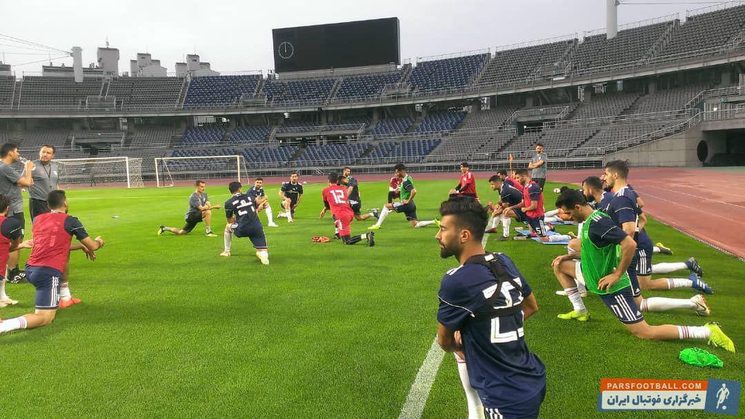 بازیکنان تیم ملی ایران برای برگزاری بازی دوستانه برابر تیم ملی کره جنوبی راهی سئول شدند و یکشنبه اولین جلسه تمرینی خود را در هوای بارانی برگزار کردند.