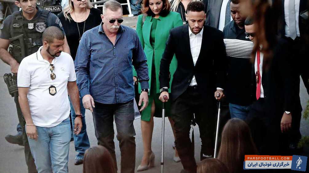 نیمار ستاره فوتبال برزیل که اخیراً به تجاوز جنسی متهم شده بود در این کشور به دادستانی رفته نیمار به سوالات مقامات قضایی درباره این پرونده پاسخ داده است.