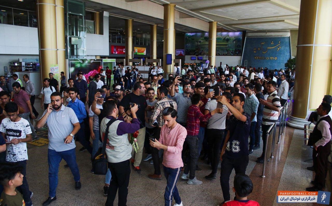 آنها برای استقبال از سرمربی پدیده و همینطور گلر جدید پدیده راهی فرودگاه شدند و ساعتی پیش از نشستن هواپیمای تهران – مشهد خود را به ترمینال اصلی رساندند.