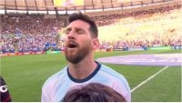 خواندن سرود ملی تیم ملی آرژانتین توسط مسی پیش از آغاز بازی دیشب این تیم مقابل ونزوئلا می‌تواند از فشار منتقدین آرژانتینی مسی بکاهد.