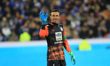 تجمع هواداران استقلال جلوی درب باشگاه برای حمایت از مهدی رحمتی