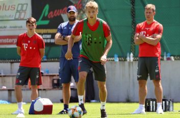 یان فیته آرپ ، مهاجم جوان بایرن مونیخ می توانست با تیم اصلی تمرین کند ولی یان فیته آرپ ترجیح داد با تیم دوم بایرن مونیخ مراحل آماده سازی خود را طی کند.