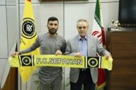 محسن مسلمان امروز با حضور در دفتر مهندس تابش، مدیر عامل این باشگاه، قرارداد خود را به مدت ۲ فصل با طلایی پوشان تمدید کرد.
