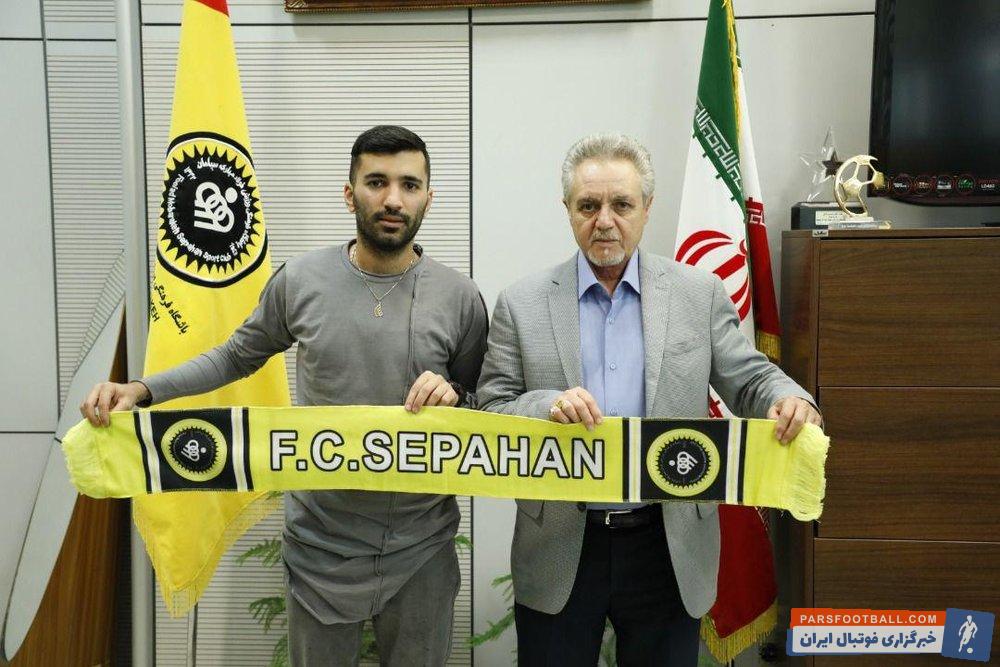 محسن مسلمان امروز با حضور در دفتر مهندس تابش، مدیر عامل این باشگاه، قرارداد خود را به مدت ۲ فصل با طلایی پوشان تمدید کرد.
