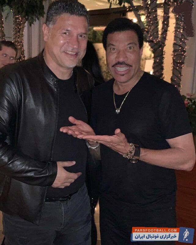 علی دایی سرمربی پیشین سایپا است علی دایی را در کنار لاینل براکمن ریچی خواننده و بازیگر معروف آمریکایی مشاهده می کنید.