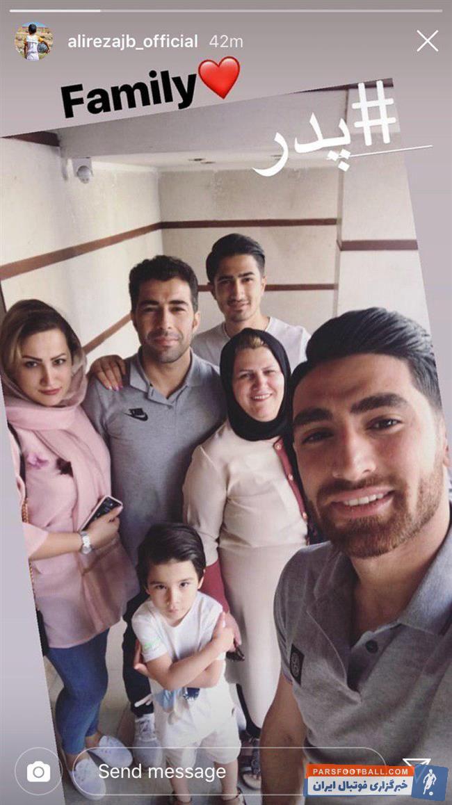 علیرضا جهانبخش پس از اتمام لیگ انگلیس به ایران بازگشت علیرضا جهانبخش این عکس را در کنار خانواده اش در اینستاگرامش منتشر کرد.